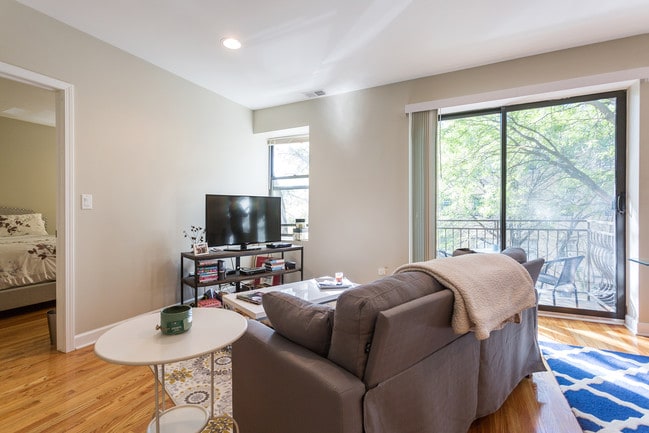 Lincoln Square Commons - 4759 N Maplewood Ave
