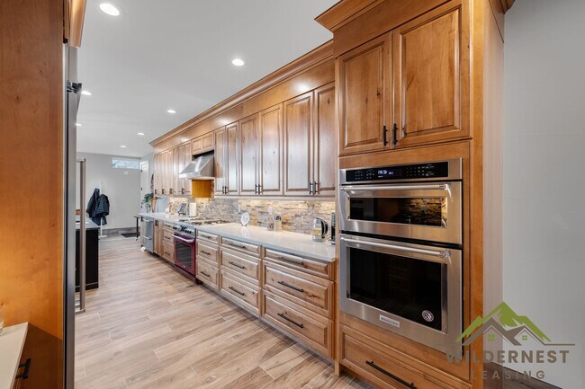 332 Lake View Dr