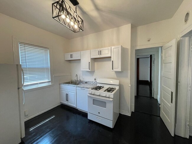 Building Photo - 2536 N Oakland Ave Unit 2538 N Oakland Ave