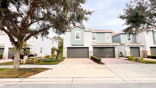 Building Photo - Live Bright in Oviedo – Gated Townhome with Style, Space & Serenity! WASHER & DRYER INCLUDED!