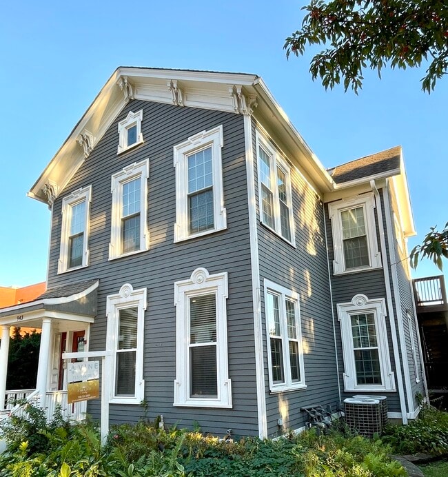 Building Photo - 943 Maple Ave