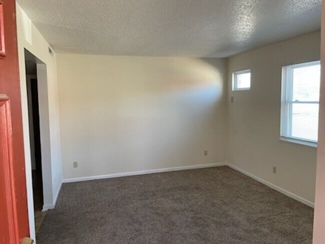 Building Photo - 1026 Southpark Dr Unit 2