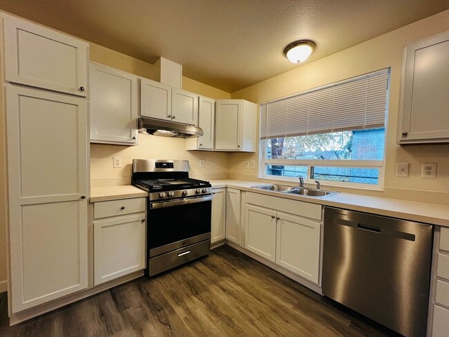 Building Photo - N524 Unit 2