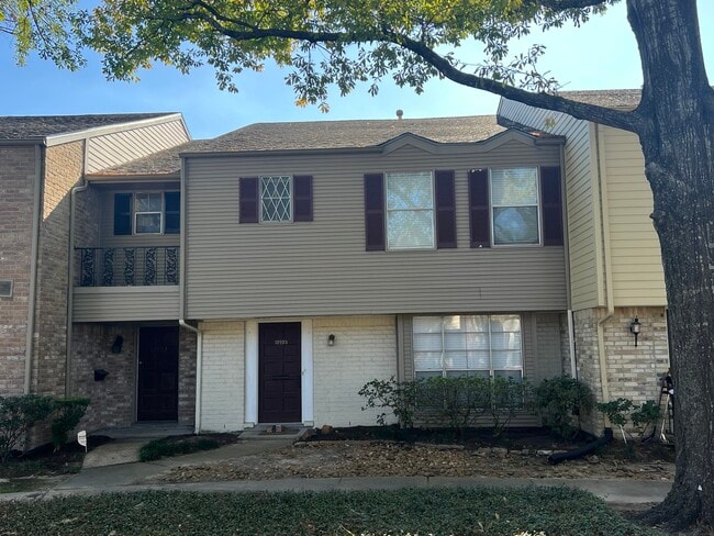 Building Photo - 12925 Trail Hollow Dr Unit 2925