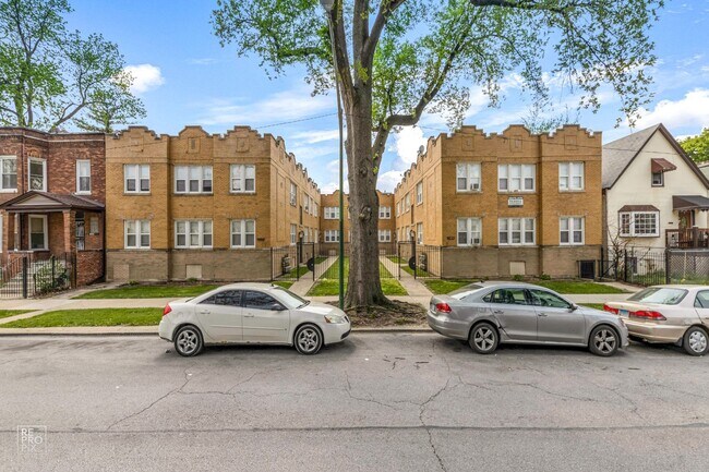 1042 N Leamington