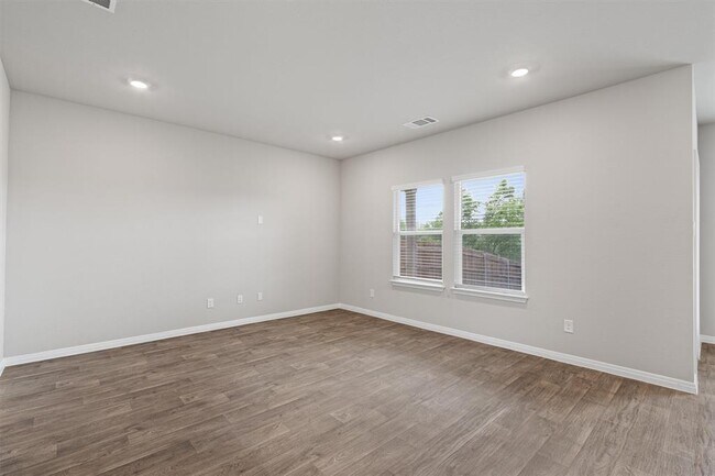 Photo - 493 Apache Plum Dr