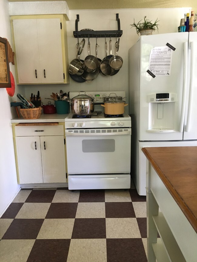 gas stove & french door refrigerator - 2123 Park St