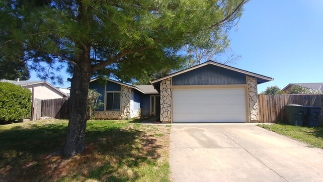 Building Photo - House: 3 Bedroom / 2 Bathroom - Loomis  (COMING SOON!!)