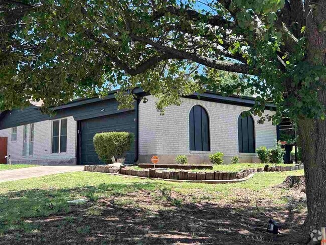 Building Photo - 2717 NW Central Dr Rental