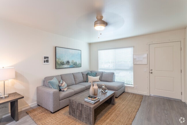 2 BR, 1 BA - 900 SF