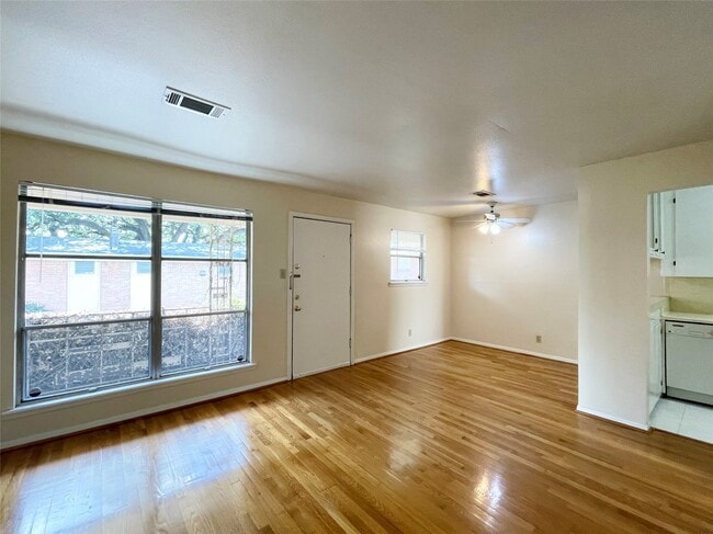 Building Photo - 3420 Mt Vernon St Unit 9