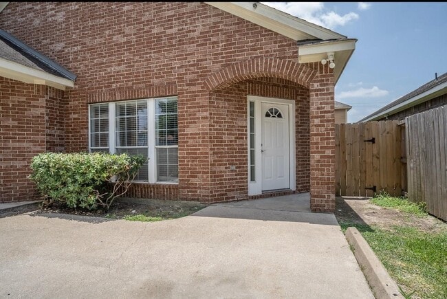 Building Photo - 1122 Ryon St