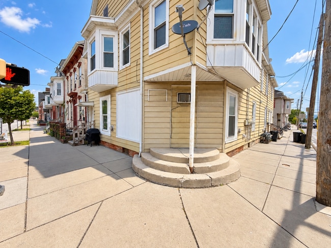 138 York St