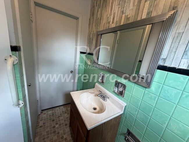 Photo - 629 Commercial-