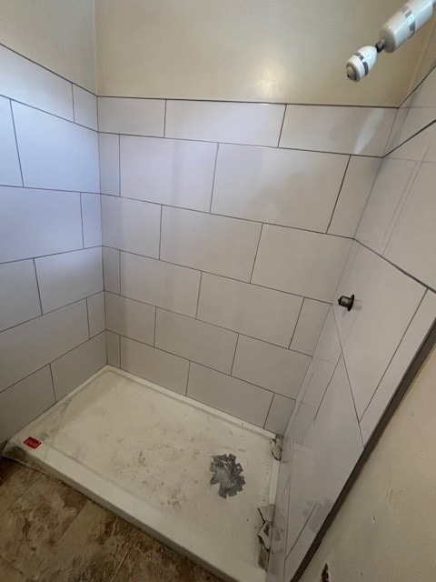 Ducha alicatada completamente nueva - 1812 Pacific Beach Dr