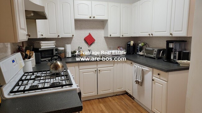 Building Photo - 60 Egmont St Unit 3