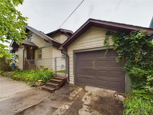 Photo - 6 Bedroom House Available Near Concordia University!