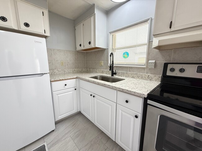 Photo - 256 Queen Mary Loop