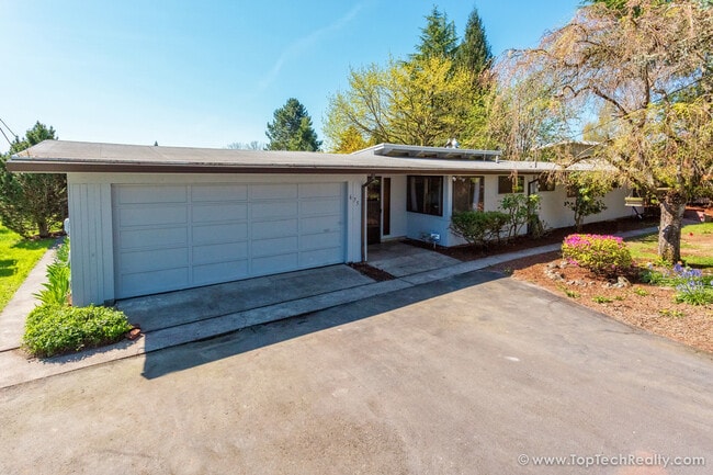 Building Photo - Charming Mid-Century Modern Ranch | 3 Bed | 2 Bath | One-Level Living | Prime Cedar Mill Location...