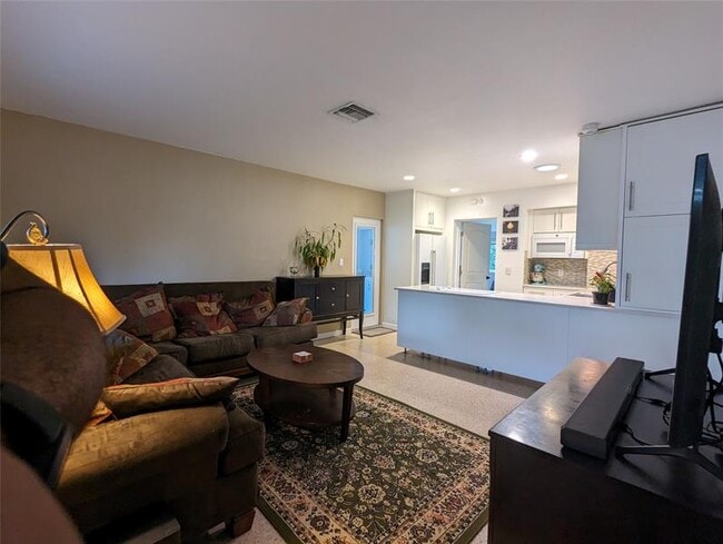 Photo - 609 NE 14th Pl