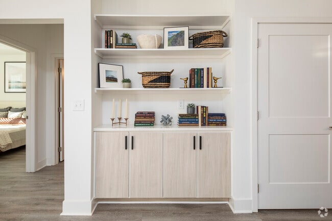 1 BR 1 BA, 819 SF