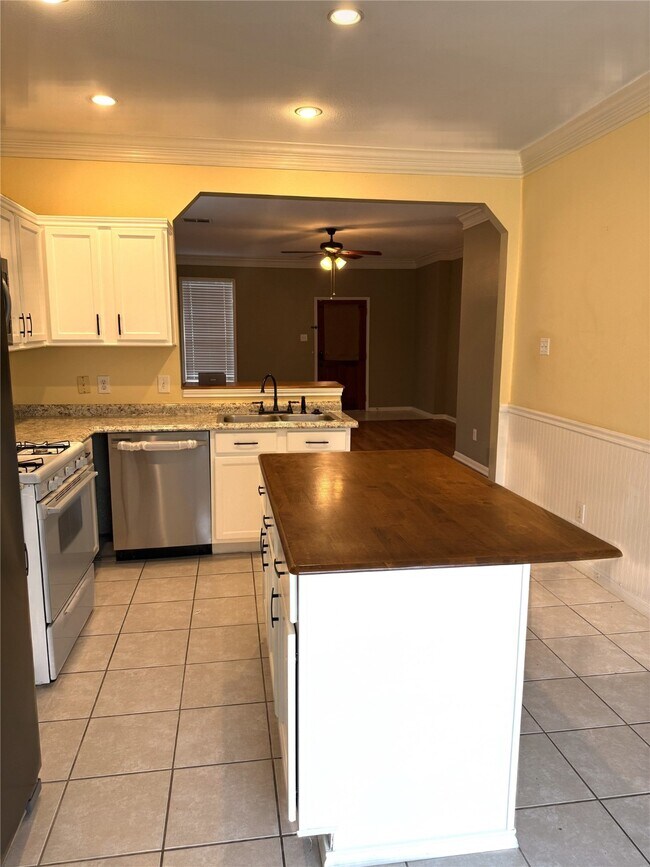 Photo - 915 Saginaw Bay Ct