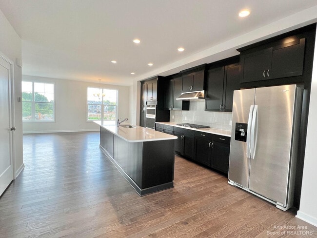 Photo - 2875 Rayfield Ave