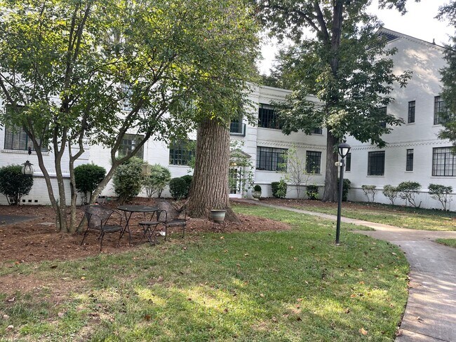 2 Bedroom Country Club Manor Condo on N El... - 2 Bedroom Country Club Manor Condo on N El...