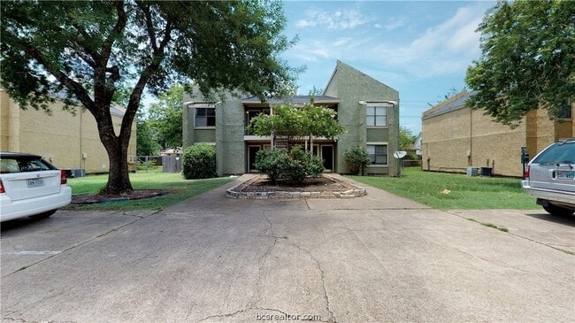 Building Photo - 303 Manuel Dr