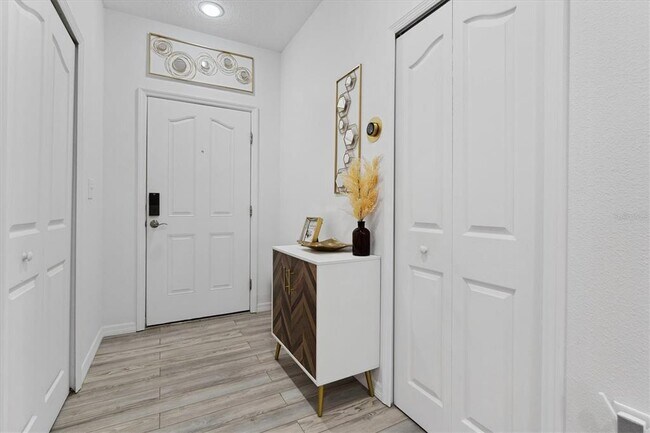 Photo - 642 Wells Ct Unidad 402