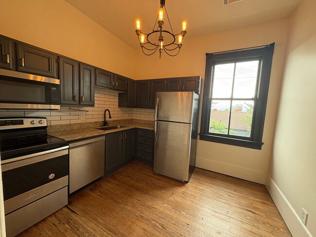 Building Photo - 1001 Walnut St Unit B