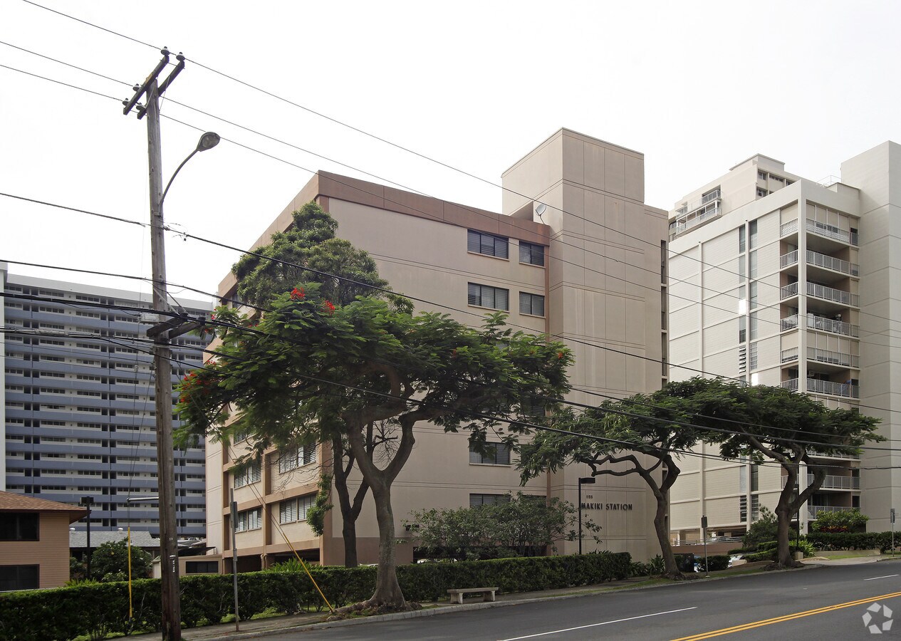 Building - Makiki Station