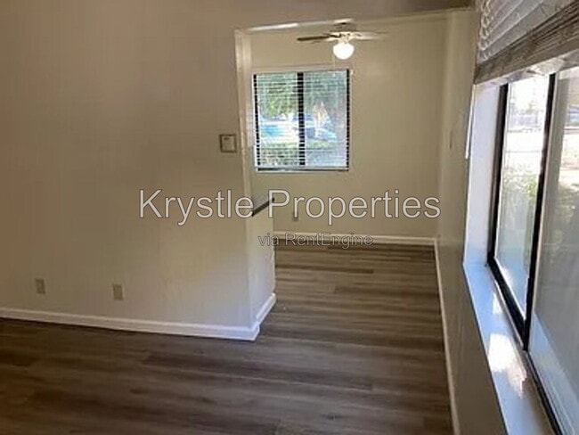 Photo - 135 W F St