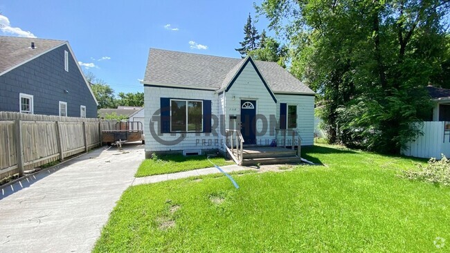 Building Photo - Spacious 5-Bedroom Home – Pet-Friendly and...