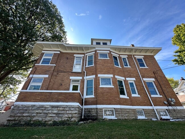 Photo - NORWOOD - Immaculate 1 bed efficiency unit on top floor of 4 family Unit RUN- # 4 FOREST 4173