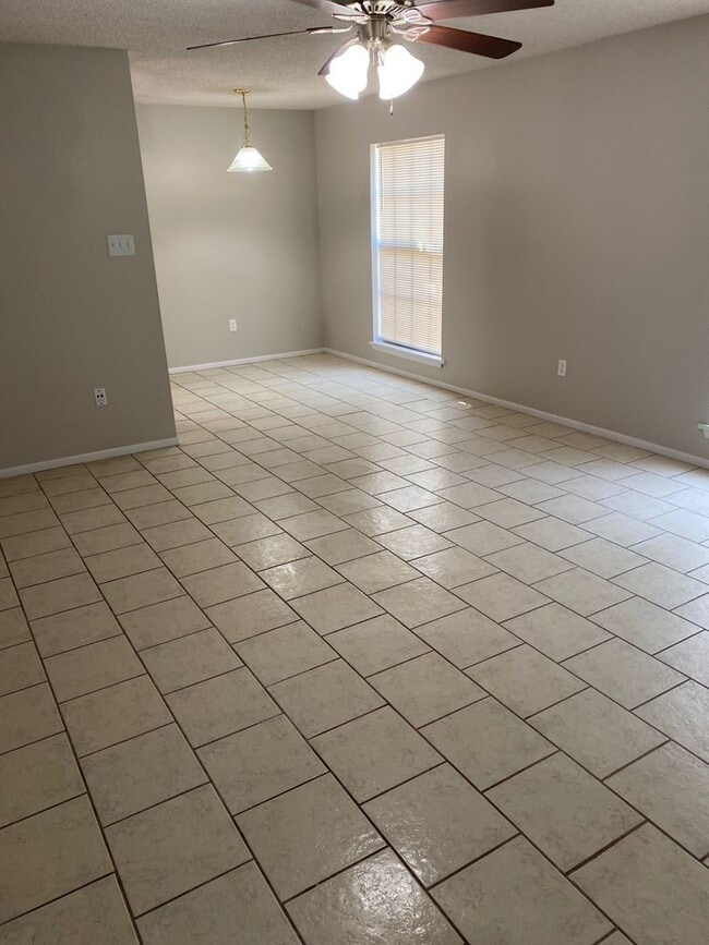 Building Photo - Minutes from SLU! Unit E