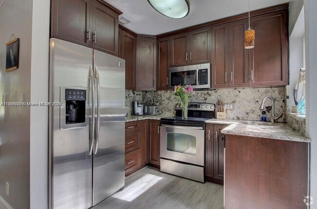 Building Photo - 320 SW 11th Ct Rental
