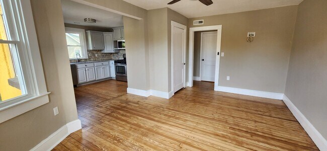 Sala de estar - 723 N Adams St