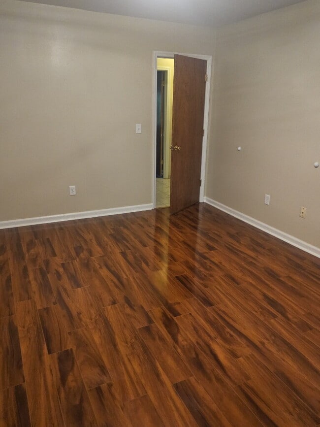 Photo - "Charming 2-Bed Townhouse Retreat on Fleming Road – Spacious Comfort in Charleston!" Unidad B