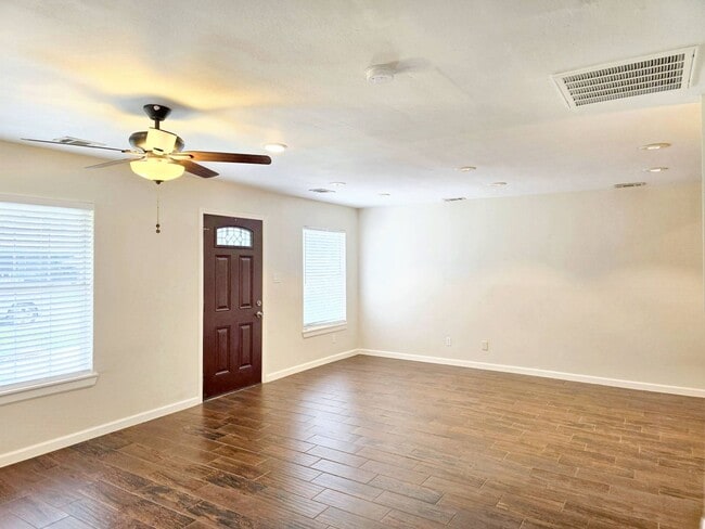 Photo - 1446 Curtin St