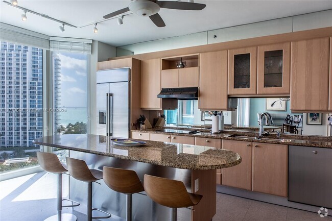Building Photo - 300 South Pointe Dr Unit 1502 Rental