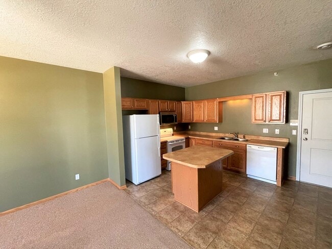 West Ames 1-Bedroom Condo - Garage Included - West Ames 1-Bedroom Condo - Garage Included