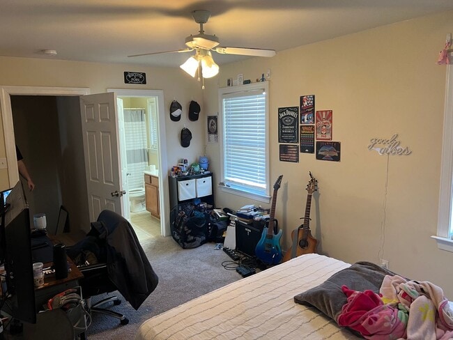 Photo - Gorgeous Single Family Home 4 Bedrooms, 2.5 Baths. Near VCU Just Off Cary Street.