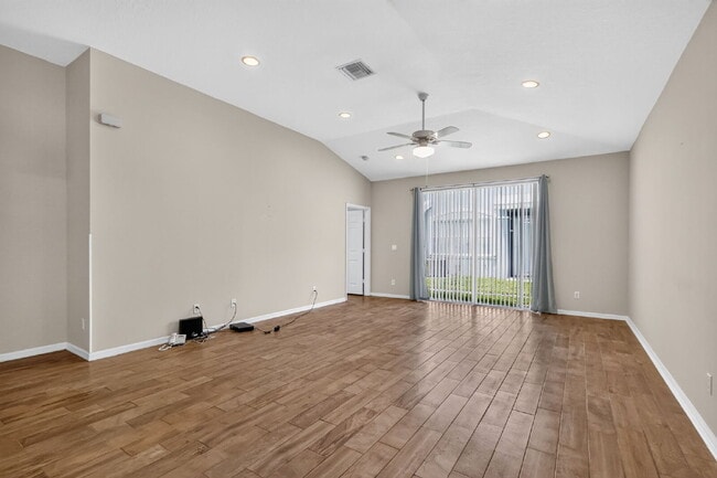 "Charming 2 Bed plus Den, 2-Bath Townhouse with 1500 Sq Ft of Comfort in Greenacres!"