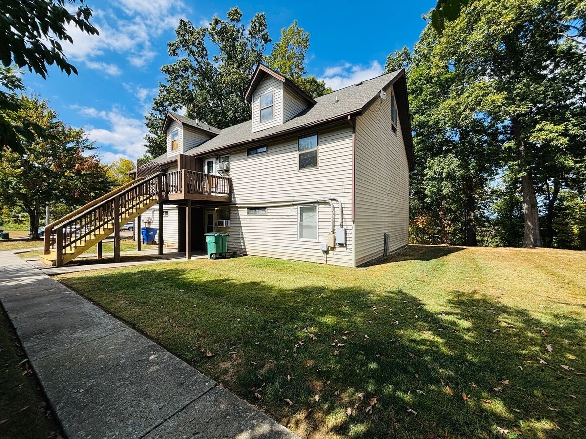 Photo - 661 Village Ln