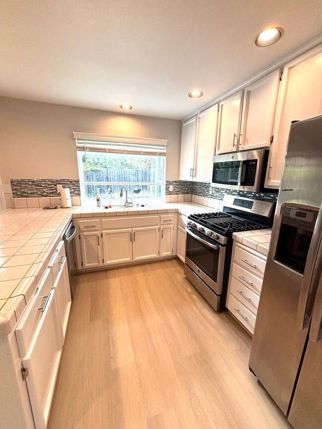 8079 Darien Cir
