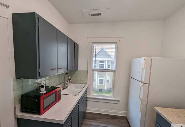 Building Photo - 202 E Barker Ave Unit 2