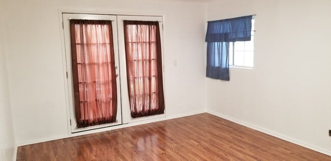 Building Photo - 4558 Fruit St Unit 1