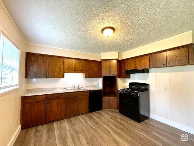 Photo - 501 12th Ave SE