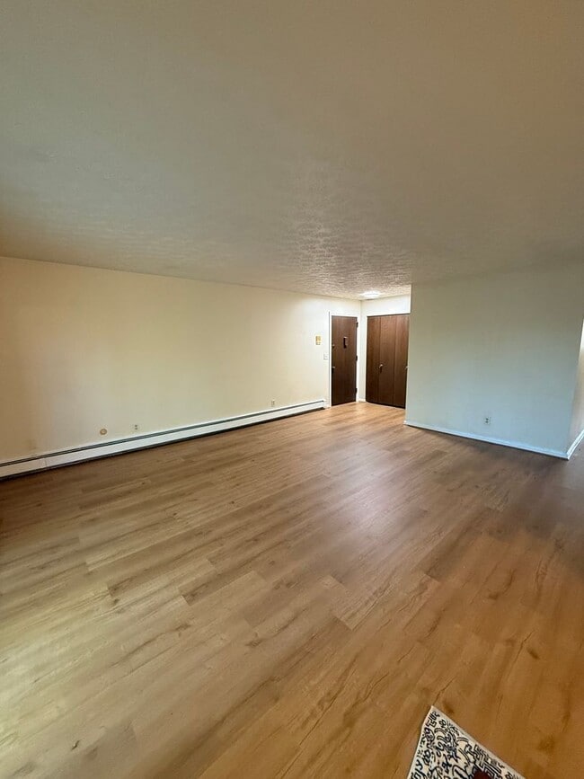 Building Photo - Remodeled, Canfield  2 Bedroom Apartment f... Unit 6326 #6
